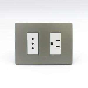TOMACORRIENTE DOBLE ( 01 DE 3 EN LINEA + 01 AMERICANO) S33 PLACA ARENA Y DADOS S22 BLANCOS SINTHESI