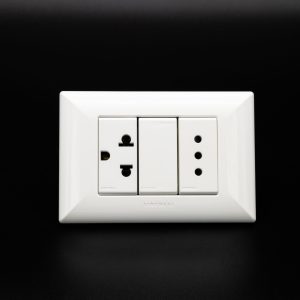 TOMACORRIENTE DOBLE ( 01 UNIVERSAL CON TIERRA + 01 DE 3 EN LINEA ) S17 PLACA BLANCA Y DADOS BLANCOS SINTHESI