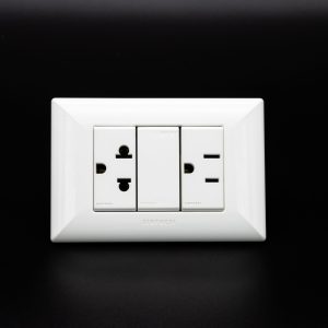 TOMACORRIENTE DOBLE ( 01 UNIVERSAL + 01 AMERICANO ) CON TIERRA S17 PLACA BLANCA Y DADOS BLANCOS SINTHESI
