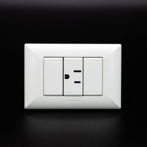 TOMACORRIENTE SIMPLE AMERICANO S17 PLACA BLANCA Y DADO BLANCO SINTHESI