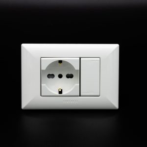 TOMACORRIENTE SCHUKO SIMPLE S17 PLACA BLANCA Y DADO BLANCO SINTHESI