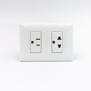 TOMACORRIENTE DOBLE ( 01 AMERICANO + 01 UNIVERSAL ) CON TIERRA S22 PLACA BLANCA Y DADOS BLANCOS SINTHESI