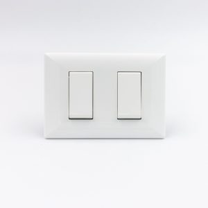 INTERRUPTOR DOBLE (01 SIMPLE + 01 CONMUTADOR 3 VIAS) S22 PLACA BLANCA Y DADOS BLANCOS SINTHESI