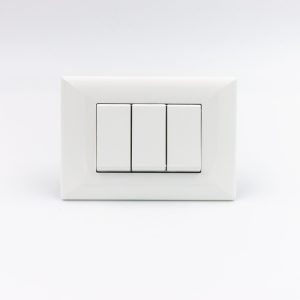 INTERRUPTOR TRIPLE (01 SIMPLE + 02 CONMUTADOR 3 VIAS) S22 PLACA BLANCA Y DADOS BLANCOS SINTHESI