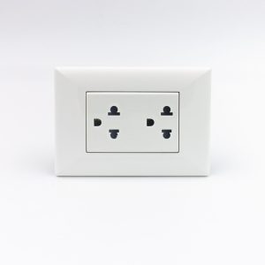TOMACORRIENTE DUPLEX UNIVERSAL CON TIERRA S22 PLACA BLANCA Y DADOS BLANCOS SINTHESI