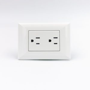 TOMACORRIENTE DUPLEX AMERICANO CON TIERRA S22 PLACA BLANCA Y DADOS BLANCOS SINTHESI