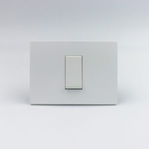 PULSADOR PARA TIMBRE SIMPLE  S33 PLACA BLANCA MATE Y DADO S22 BLANCO SINTHESI