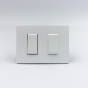 CONMUTADOR DE 3 VIAS DOBLE S33 PLACA BLANCA MATE Y DADOS S22 BLANCOS SINTHESI