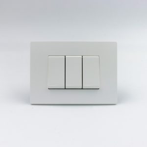 INTERRUPTOR TRIPLE (02 SIMPLE + 01 CONMUTADOR 3 VIAS) S33 PLACA BLANCA MATE Y DADOS S22 BLANCOS SINTHESI
