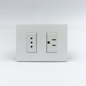TOMACORRIENTE DOBLE ( 01 DE 3 EN LINEA + 01 AMERICANO) S33 PLACA BLANCA MATE Y DADOS S22 BLANCOS SINTHESI