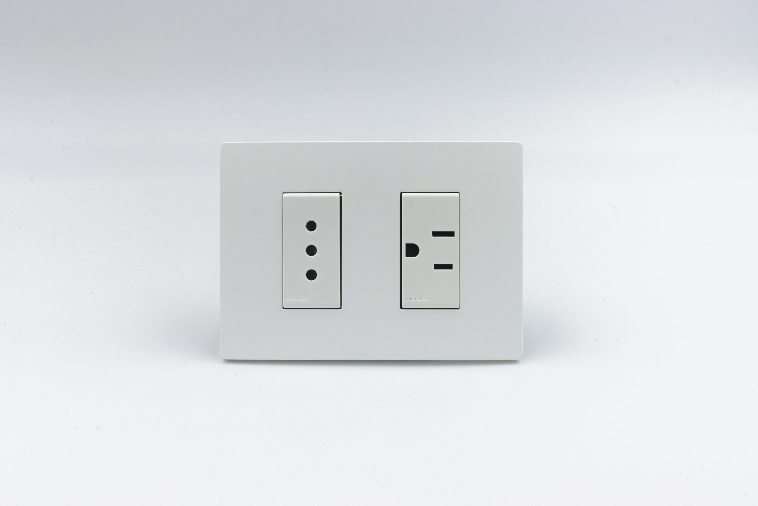 TOMACORRIENTE DOBLE ( 01 DE 3 EN LINEA + 01 AMERICANO) S33 PLACA BLANCA MATE Y DADOS S22 BLANCOS SINTHESI