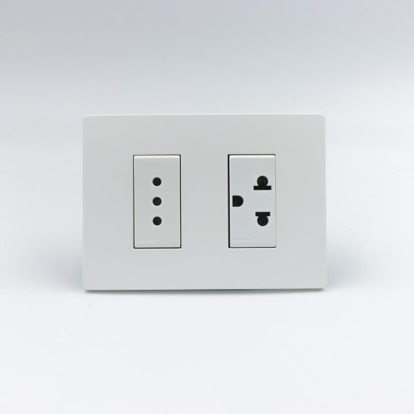 TOMACORRIENTE DOBLE ( 01 DE 3 EN LINEA + 01 UNIVERSAL CON TIERRA) S33 PLACA BLANCA MATE Y DADOS S22 BLANCOS SINTHESI