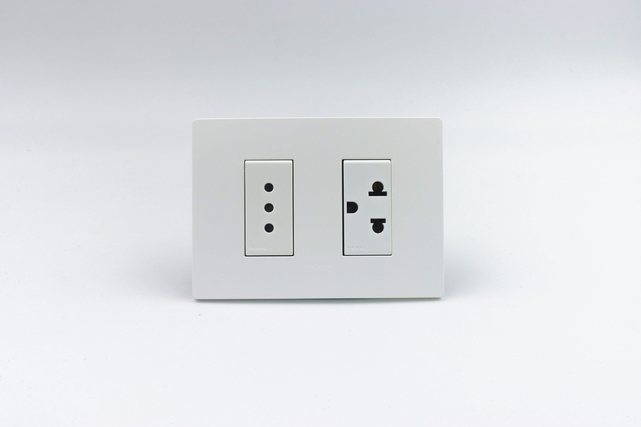 TOMACORRIENTE DOBLE ( 01 DE 3 EN LINEA + 01 UNIVERSAL CON TIERRA) S33 PLACA BLANCA MATE Y DADOS S22 BLANCOS SINTHESI