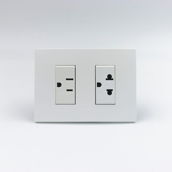 TOMACORRIENTE DOBLE ( 01 DE AMERICANO + 01 UNIVERSAL CON TIERRA) S33 PLACA BLANCA MATE Y DADOS S22 BLANCOS SINTHESI