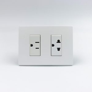 TOMACORRIENTE DOBLE ( 01 DE AMERICANO + 01 UNIVERSAL CON TIERRA) S33 PLACA BLANCA MATE Y DADOS S22 BLANCOS SINTHESI