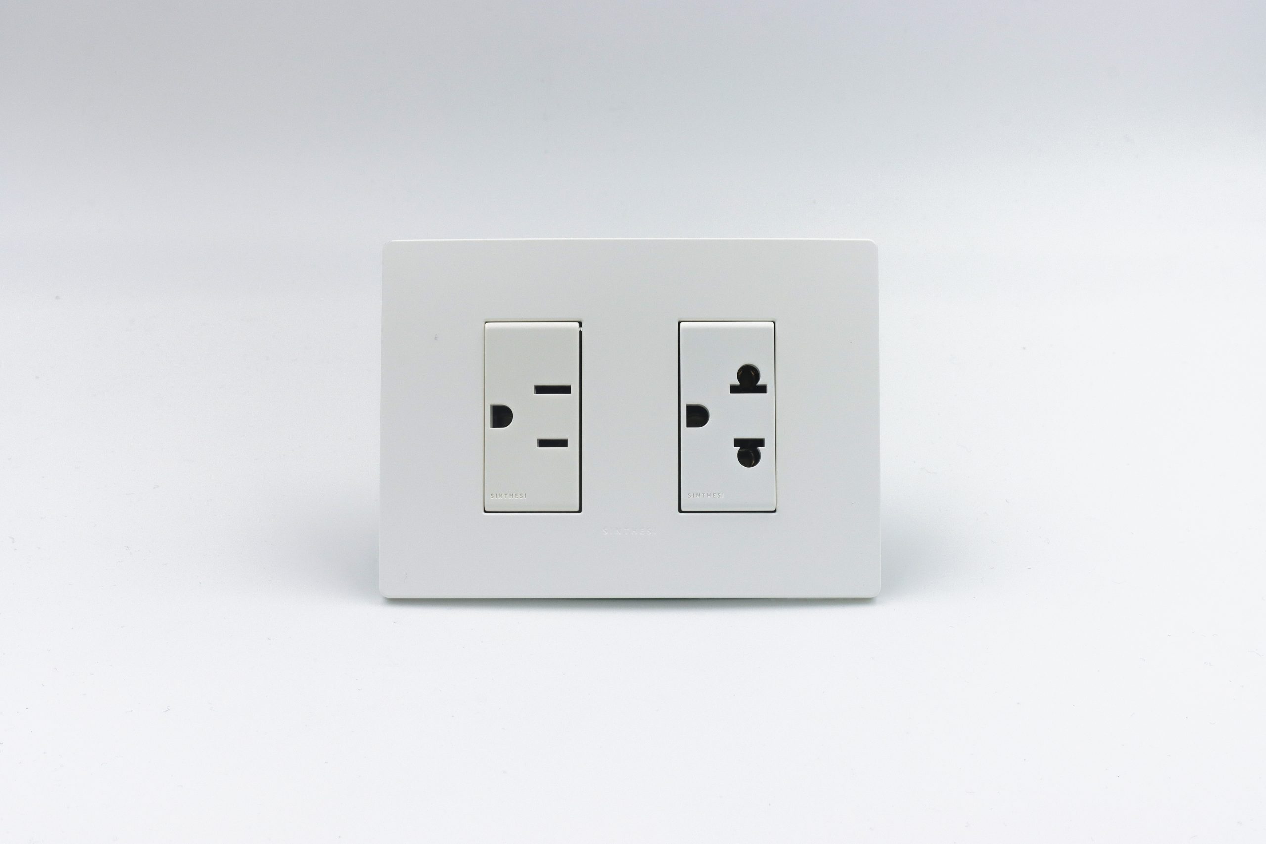TOMACORRIENTE DOBLE ( 01 DE AMERICANO + 01 UNIVERSAL CON TIERRA) S33 PLACA BLANCA MATE Y DADOS S22 BLANCOS SINTHESI