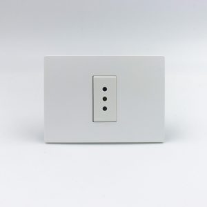 TOMACORRIENTE SIMPLE 3 EN LINEA S33 PLACA BLANCA MATE Y DADOS S22 BLANCOS SINTHESI