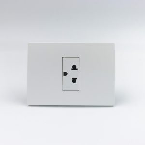 TOMACORRIENTE SIMPLE UNIVERSAL CON TIERRA S33 PLACA BLANCA MATE Y DADOS S22 BLANCOS SINTHESI