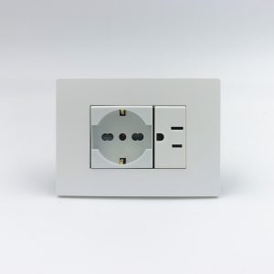 TOMACORRIENTE DOBLE (01 SCHUKO + 01 AMERICANO) S33 PLACA BLANCA MATE Y DADOS S22 BLANCOS SINTHESI