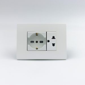 TOMACORRIENTE DOBLE (01 SCHUKO + 01 UNIVERSAL CON TIERRA) S33 PLACA BLANCA MATE Y DADOS S22 BLANCOS SINTHESI
