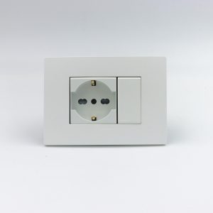 TOMACORRIENTE SCHUKO SIMPLE S33 PLACA BLANCA MATE Y DADOS S22 BLANCOS SINTHESI
