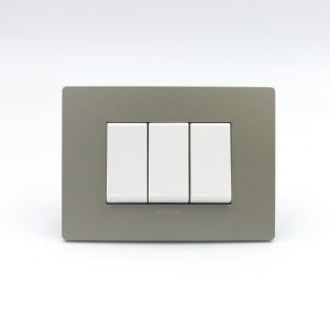 INTERRUPTOR CONMUTADOR DE 3 VIAS TRIPLE S33 PLACA ARENA Y DADOS S22 BLANCOS SINTHESI