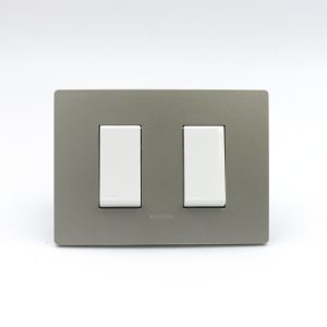 INTERRUPTOR DOBLE (01 SIMPLE + 01 CONMUTADOR 3 VIAS) S33 PLACA ARENA Y DADOS S22 BLANCOS SINTHESI