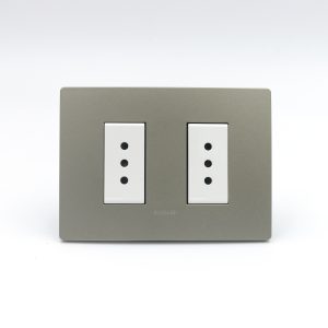 TOMACORRIENTE DOBLE 3 EN LINEA S33 PLACA ARENA Y DADOS S22 BLANCOS SINTHESI
