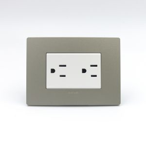 TOMACORRIENTE DUPLEX AMERICANO CON TIERRA S33 PLACA ARENA Y DADOS S22 BLANCOS SINTHESI