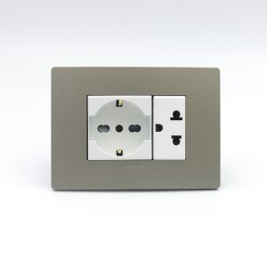TOMACORRIENTE DOBLE (01 SCHUKO + 01 UNIVERSAL CON TIERRA) S33 PLACA ARENA Y DADOS S22 BLANCOS SINTHESI