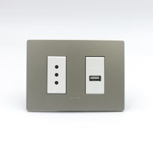 TOMACORRIENTE DOBLE (01 3 EN LINEA + 01 CARGADOR USB TIPO A) S33 PLACA ARENA Y DADOS S22 BLANCOS SINTHESI