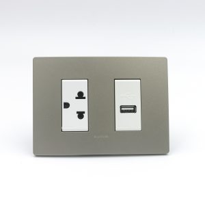 TOMACORRIENTE DOBLE (01 UNIVERSAL CON TIERRA + 01 CARGADOR USB TIPO A) S33 PLACA ARENA Y DADOS S22 BLANCOS SINTHESI