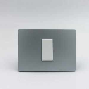 INTERRUPTOR SIMPLE S33 PLACA PLATA Y DADOS S22 BLANCOS SINTHESI