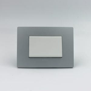 INTERRUPTOR SIMPLE TECLON S33 PLACA PLATA Y DADOS S22 BLANCOS SINTHESI