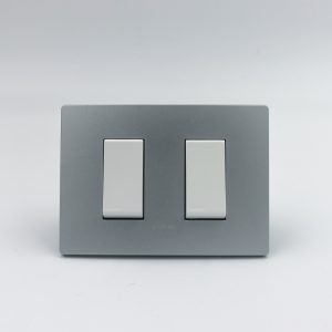 INTERRUPTOR DOBLE S33 PLACA PLATA Y DADOS S22 BLANCOS SINTHESI